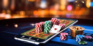 Antarmuka aplikasi dominojp di layar smartphone menampilkan menu taruhan olahraga dan live dealer